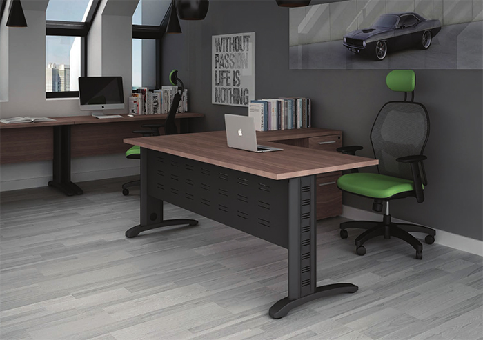 escritorio ejecutivo para oficina en forma de L con patas metalicas negras y archivero con cajones