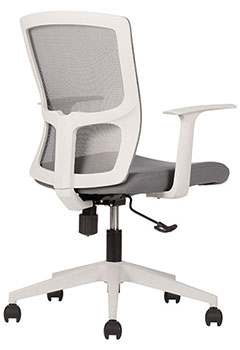 sillas operativas baratas en color blanco con mecanismo reclinable ajuste de altura por medio de pistón neumático de gas y respaldo tapizado en malla y mecanismo reclinable