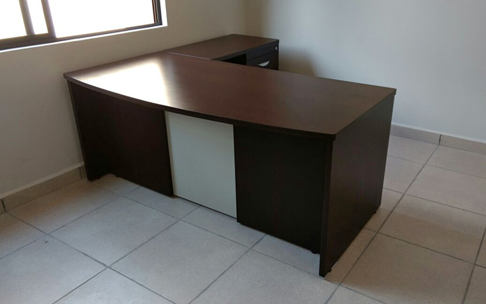 escritorio directivo para oficina en forma de escuadra lateral con cajones y cerradura general
