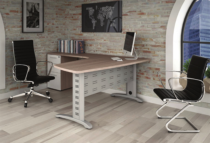 escritorio ejecutivo para oficina en forma de escuadra con cubierta tipo hacha y patas metálicas