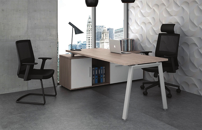 escritorio ejecutivo para oficina en forma de escuadra con patas metalicas tipo arco con credenza lateral