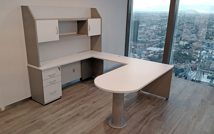 escritorio ejecutivo para oficina en forma de herradura con credenza y librero de sobreponer en color blanco.