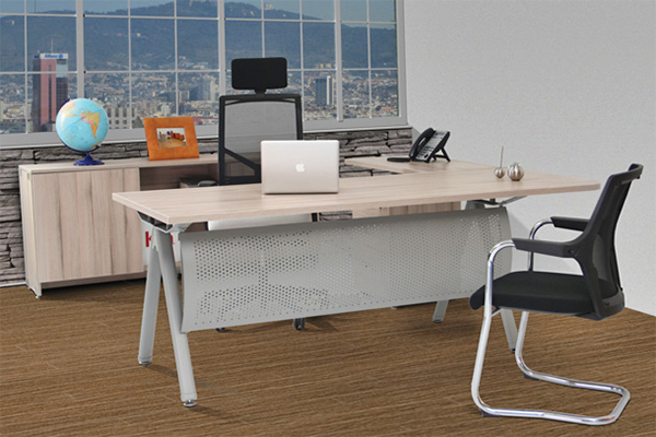 escritorio ejecutivo para oficina rectangular con estructura metálica gris con faldon curvo y lateral con archivero