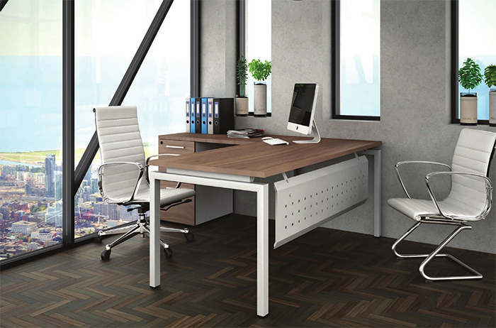 escritorio ejecutivo para oficina rectangular con patas metálicas y lateral con archivero