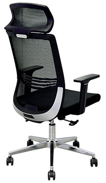 silla ejecutiva con soporte lumbar y cabecera ajustable con detalle de aluminio pulido con descansa brazos ajustables y mecanismo reclinable