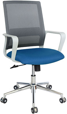 sillas operativas para oficina en color gris con respaldo tapizado en malla con soporte lumbar fijo y base metálica cromada con rodajas de nylon