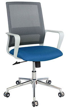 sillas operativas para oficina en color gris con respaldo tapizado en malla con soporte lumbar fijo y base metálica cromada con rodajas