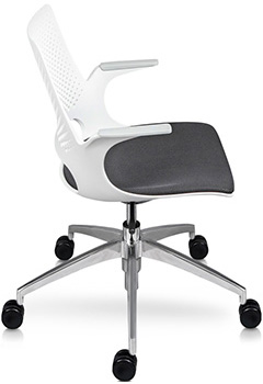 sillones semi ejecutivos en color blanco con base de aluminio pulido y descansa brazos fijos sujetos al respaldo faber